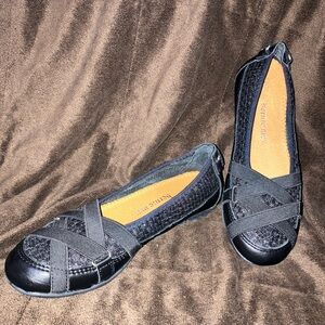 bernie mev. Black Textured Flats